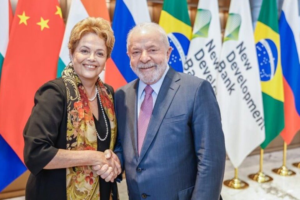 Imagem colorida mostra Dilma e Lula na posse do Banco dos Brics - Metrópoles