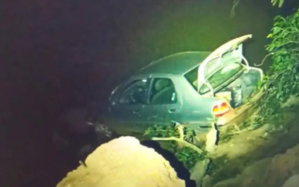 goias pai joga carro em ribanceira