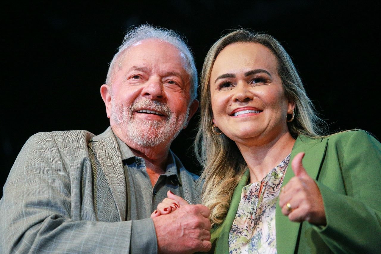 Daniela do Waguinho, ministra do Turismo, cumprimenta o presidente Lula durante cerimônia em Brasília União Brasil