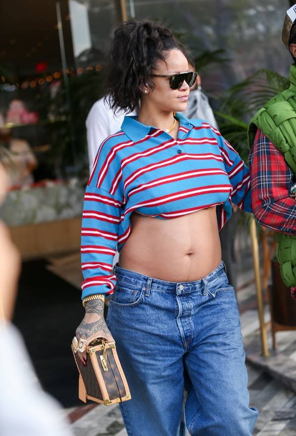 Rihanna grávida usando camisa polo e calça jeans - Metrópoles