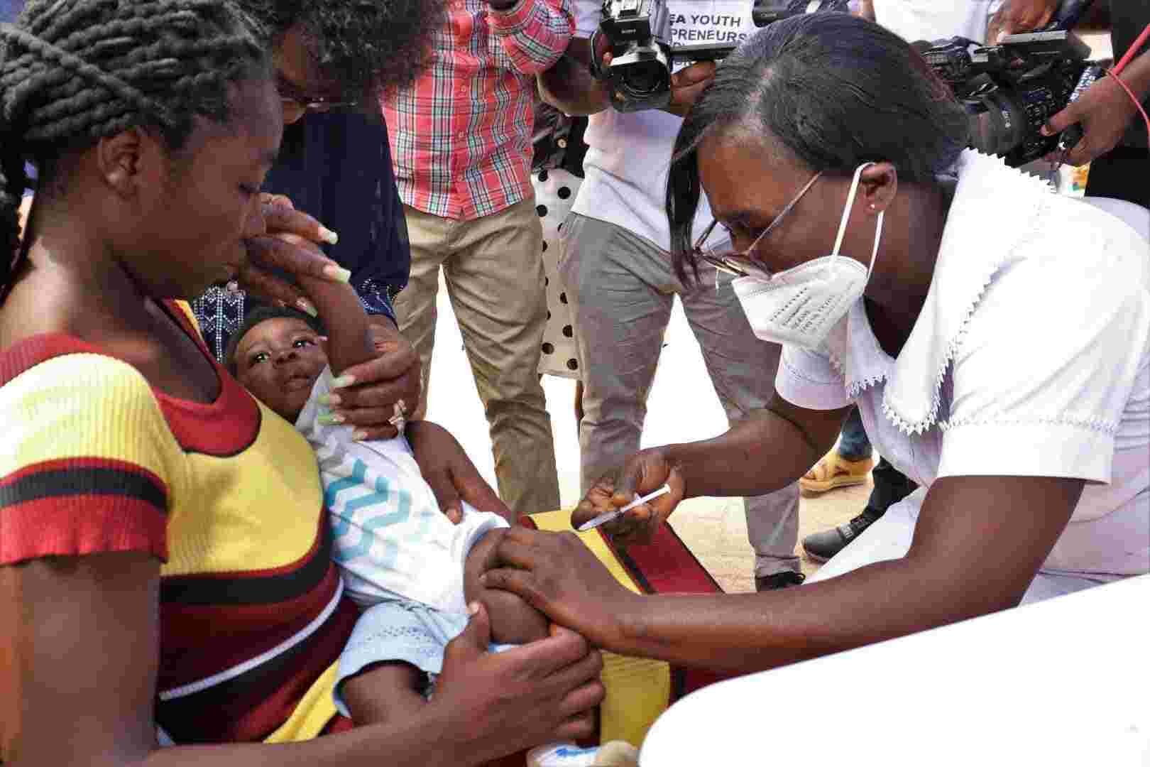 Enfermeira aplica vacina em criança africana, vacina de malária - Metrópoles