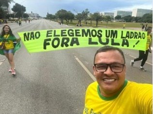 Joveci Xavier Andrade em protesto golpista