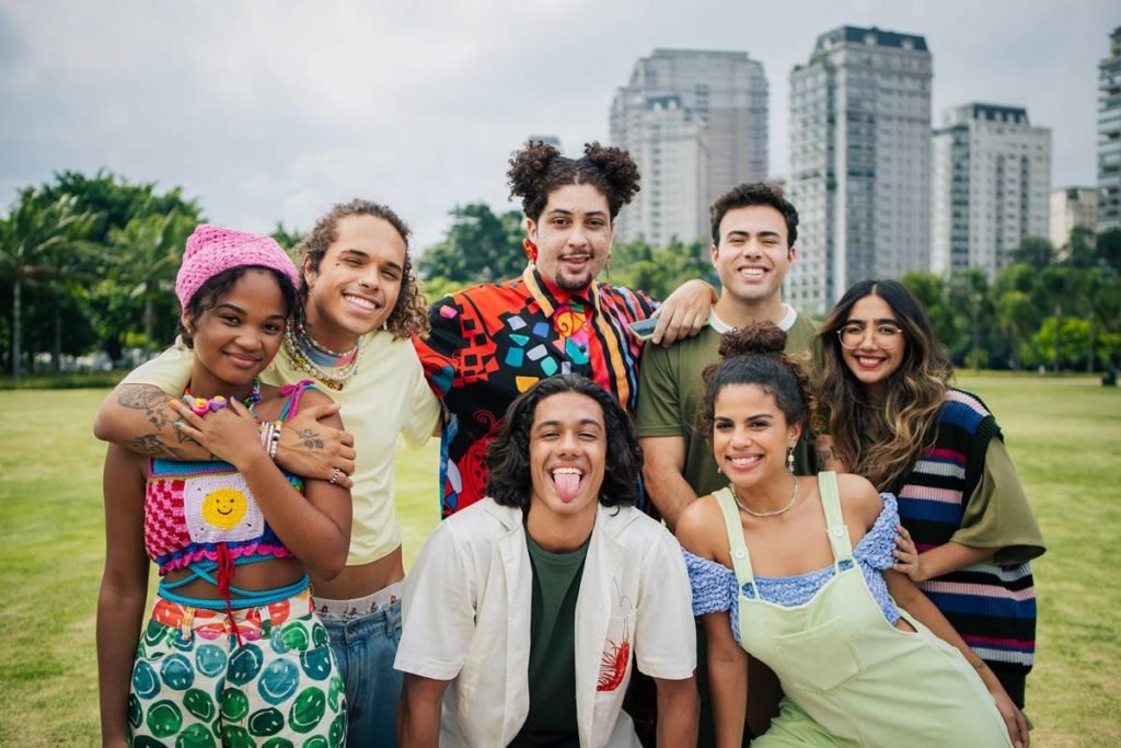 grupo de jovens posa para foto em parque - metrópoles