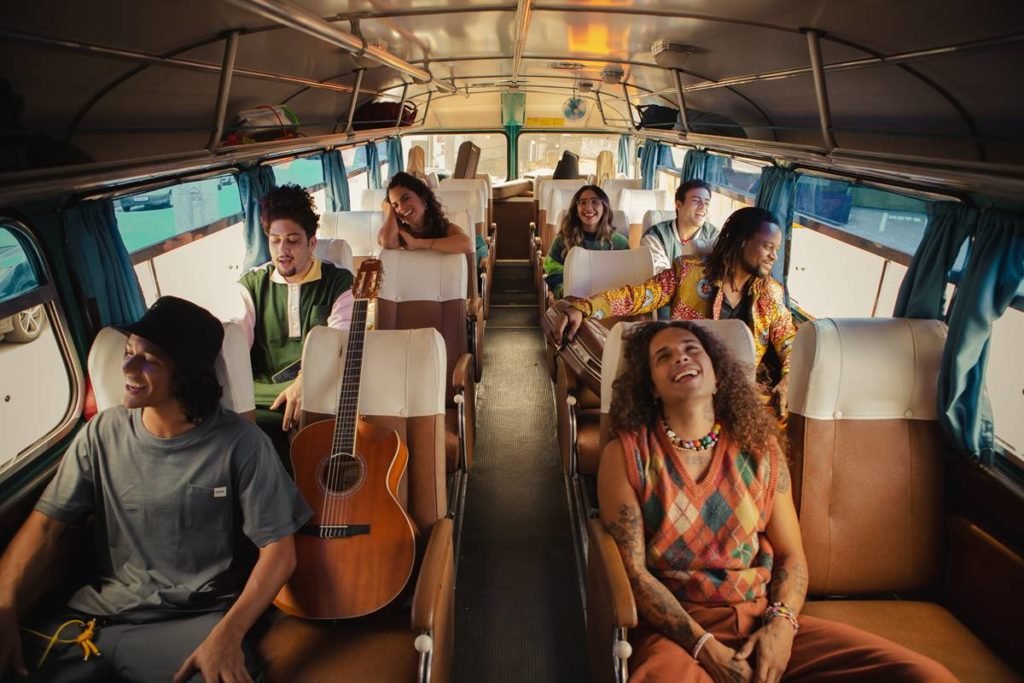 jovens sentados em onibus - metrópoles