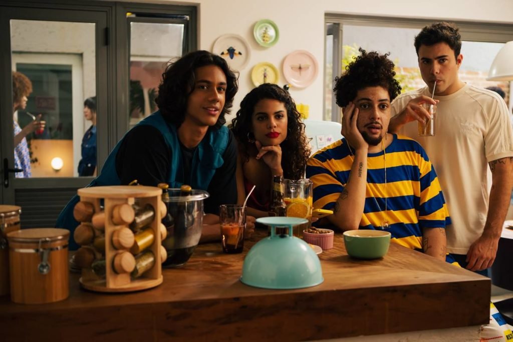 quatro jovens olham para algo fora da imagem - metrópoles