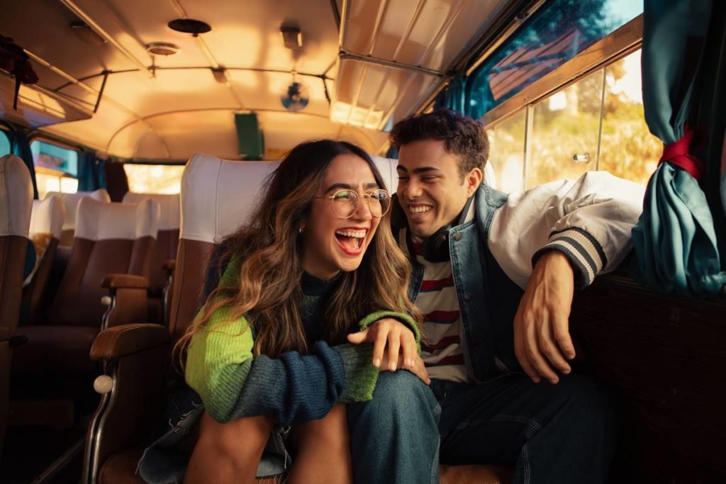 homem e mulher sentados em onibus - metrópoles