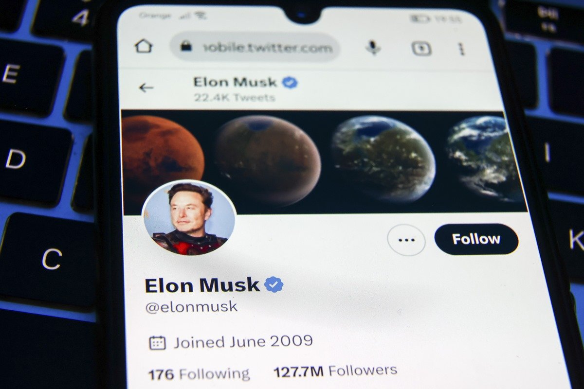 Foto colorida da tela de um celular que traz o perfil de Elon Musk - Metrópoles