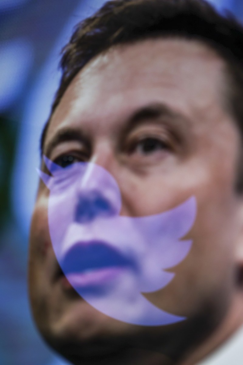 Foto colorida do rosto de Elon Musk tendo em frente o ícone de passarinho do Twitter - Metrópoles