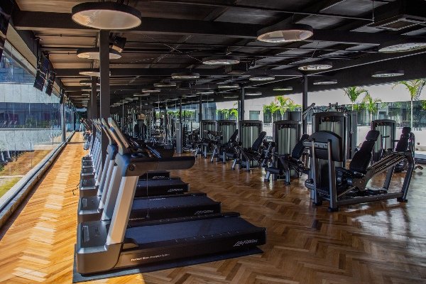 Foto colorida academia com vários equipamentos - Metrópoles