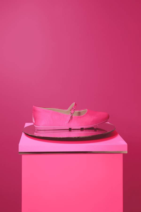 Sandália rosa com solado tratorado. O calçado faz parte da parceria da Barbie com a marca brasileira Piccadilly - Metrópoles