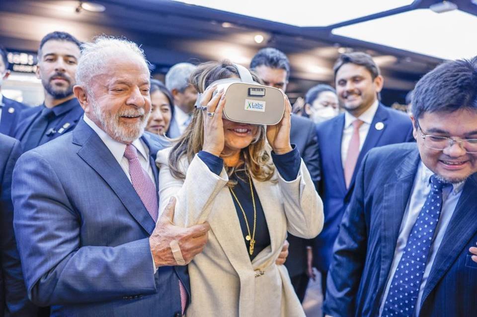 Foto colorida de Lula e Janja experimentando um óculos tecnológico - Metrópoles