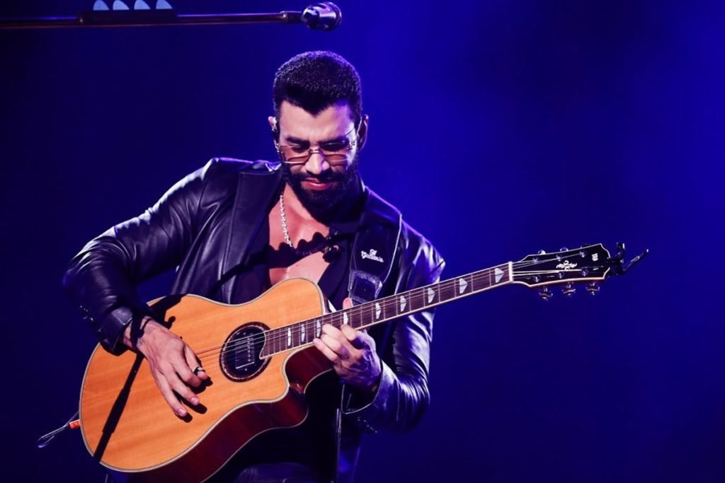 Foto colorida de Gusttavo Lima em show