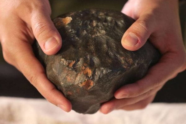 Imagem mostra meteorito que passou a fazer parte do acervo do Museu Nacional - Metrópoles