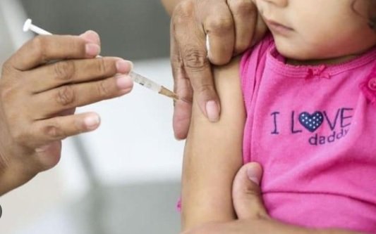 Vacina é aplicada em criança