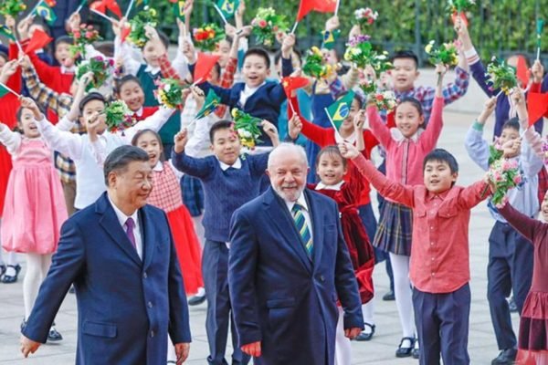 Imagem colorida mostra Lula e Xi Jinping em frente a crianças em Pequim - Metrópoles