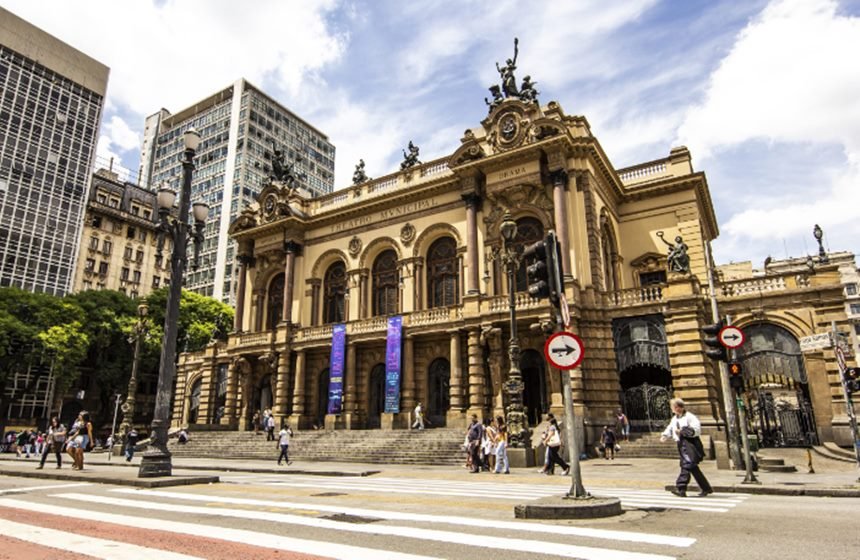 Imagem colorida da fachada do Theatro Municipal de SP