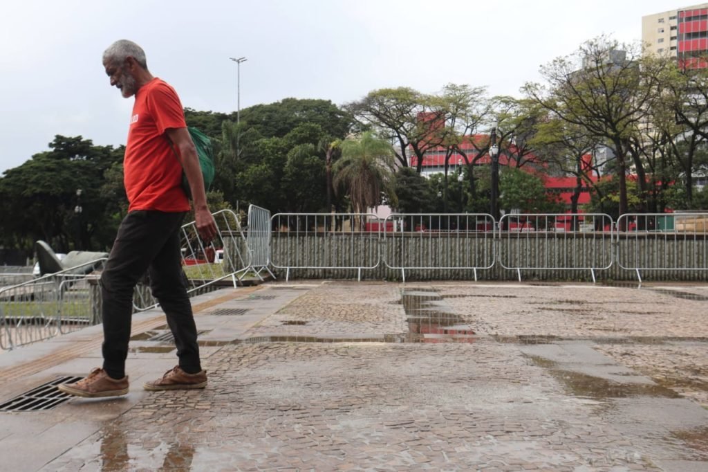 Prefeitura de SP cerca Praça da Sé com grades em meio a aumento de casos de  violência