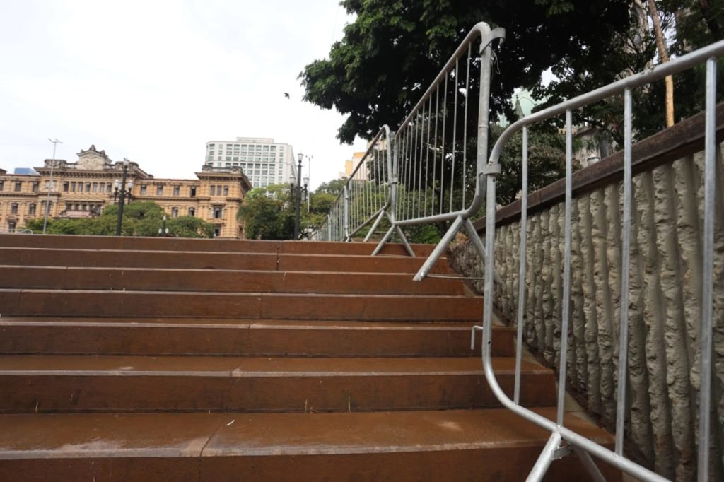 Funcionários da prefeitura colocam grades nos canteiros da Praça da Sé na região central de São Paulo - Metrópoles