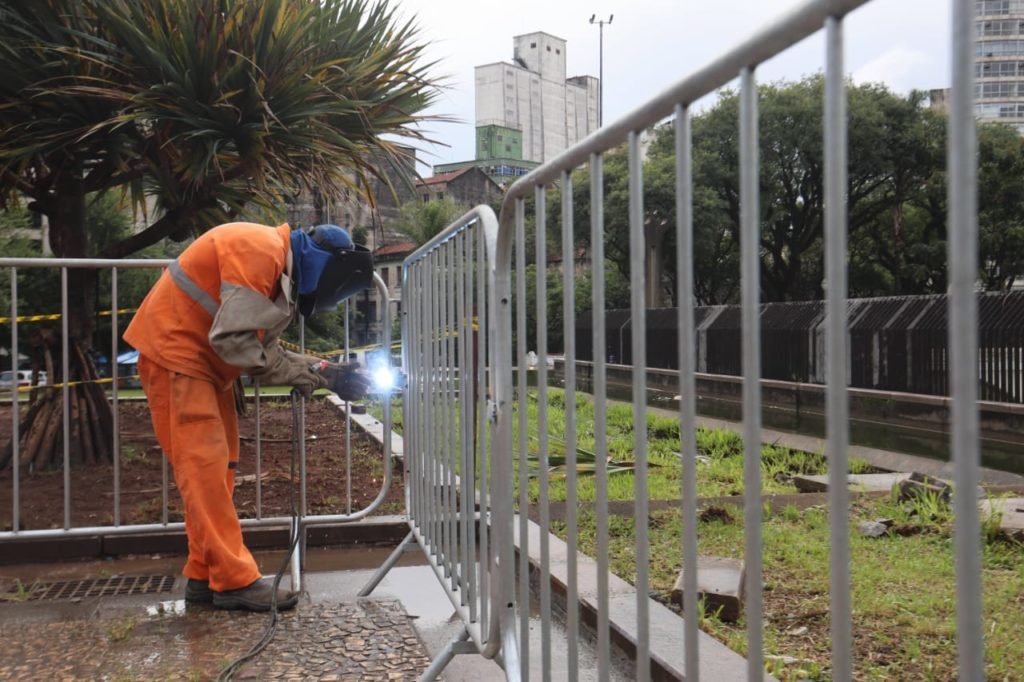 Funcionários da prefeitura colocam grades nos canteiros da Praça da Sé na região central de São Paulo - Metrópoles