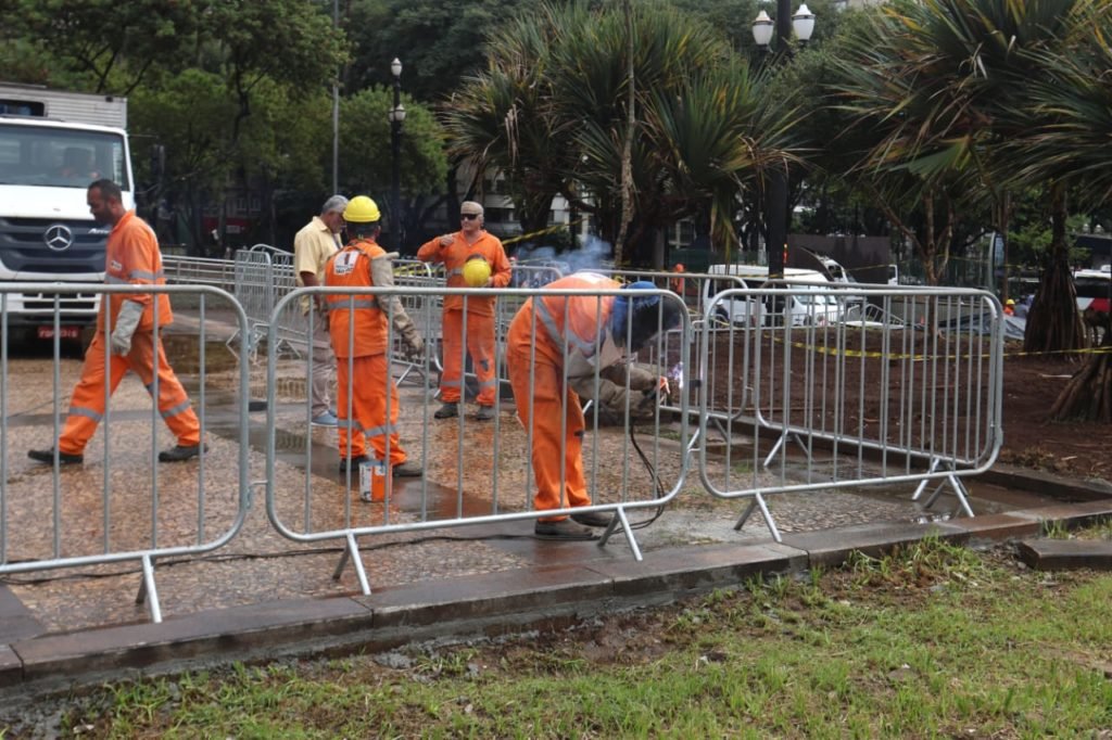 Funcionários da prefeitura colocam grades nos canteiros da Praça da Sé na região central de São Paulo - Metrópoles