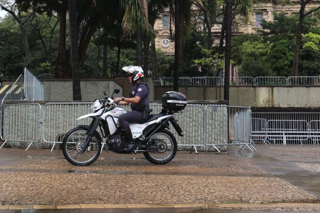 Funcionários da prefeitura colocam grades nos canteiros da Praça da Sé na região central de São Paulo - Metrópoles