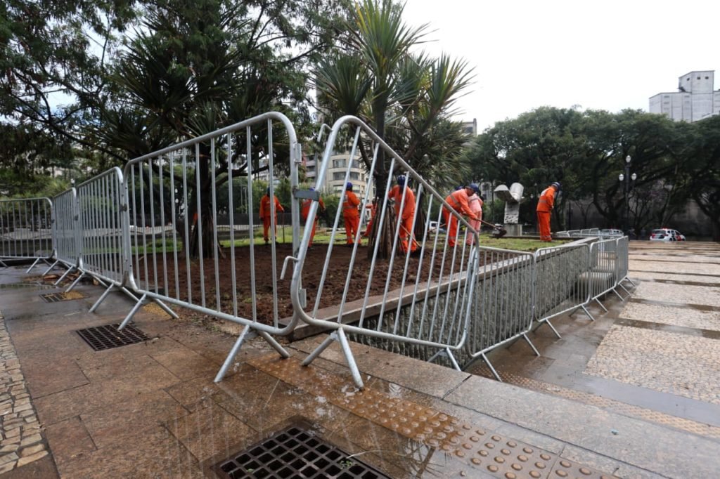 Funcionários da prefeitura colocam grades nos canteiros da Praça da Sé na região central de São Paulo - Metrópoles