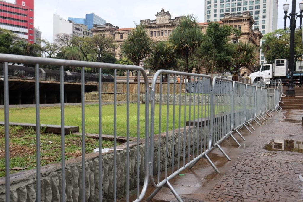 Funcionários da prefeitura colocam grades nos canteiros da Praça da Sé na região central de São Paulo - Metrópoles
