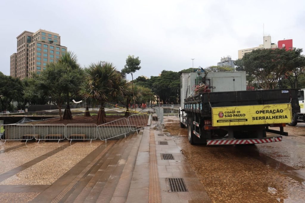 Funcionários da prefeitura colocam grades nos canteiros da Praça da Sé na região central de São Paulo - Metrópoles