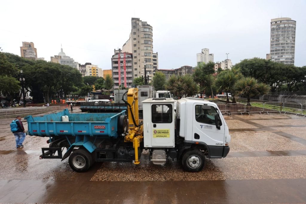 Funcionários da prefeitura colocam grades nos canteiros da Praça da Sé na região central de São Paulo - Metrópoles