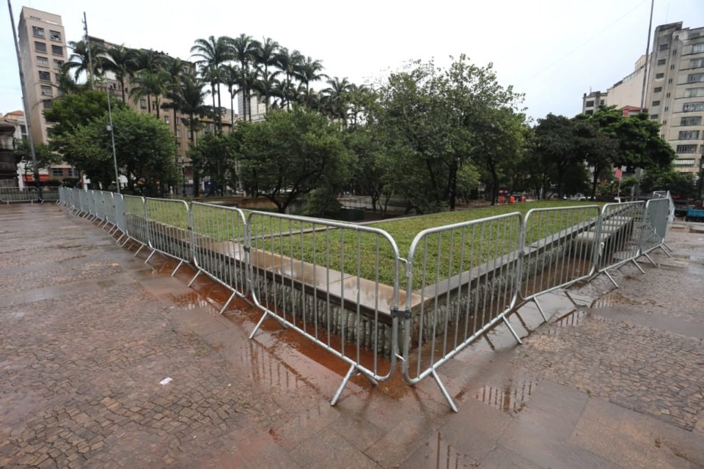 Funcionários da prefeitura colocam grades nos canteiros da Praça da Sé na região central de São Paulo - Metrópoles