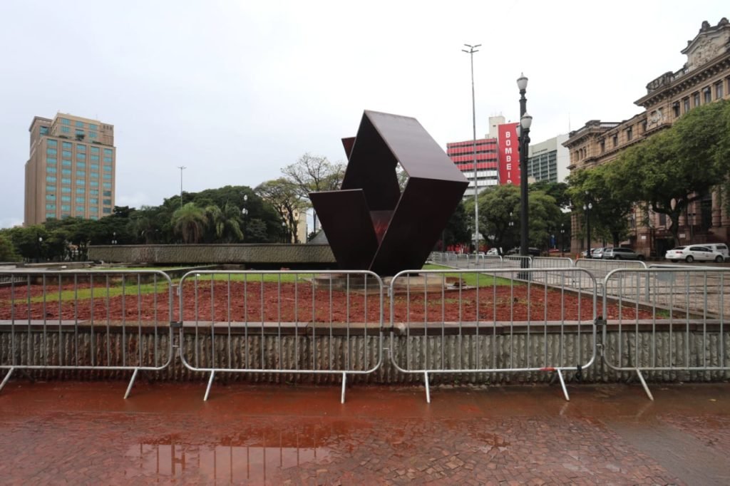 Funcionários da prefeitura colocam grades nos canteiros da Praça da Sé na região central de São Paulo - Metrópoles