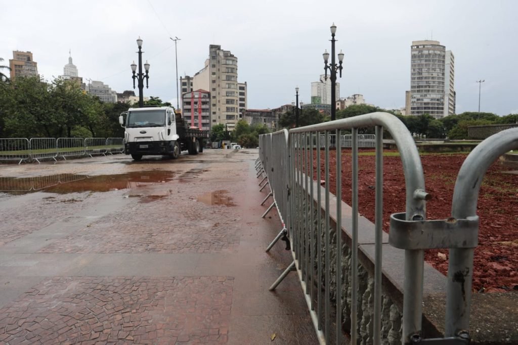 Funcionários da prefeitura colocam grades nos canteiros da Praça da Sé na região central de São Paulo - Metrópoles