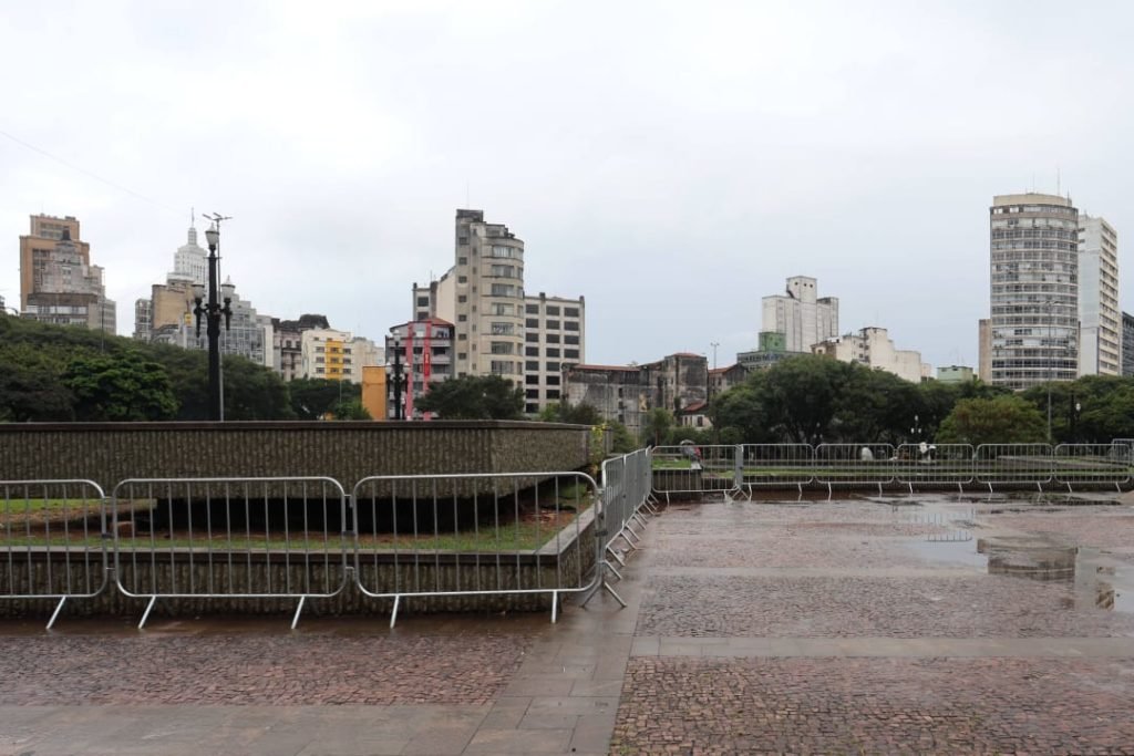 Funcionários da prefeitura colocam grades nos canteiros da Praça da Sé na região central de São Paulo - Metrópoles