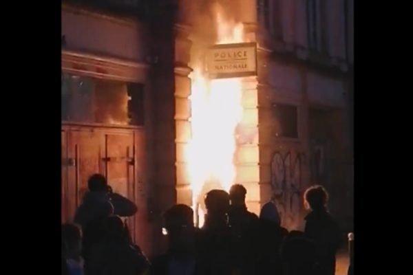 Manifestantes franceses ateiam fogo na porta de delegacia - Metrópoles