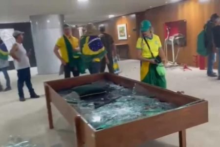 Bolsonaristas invadem o Planalto em 8 de janeiro