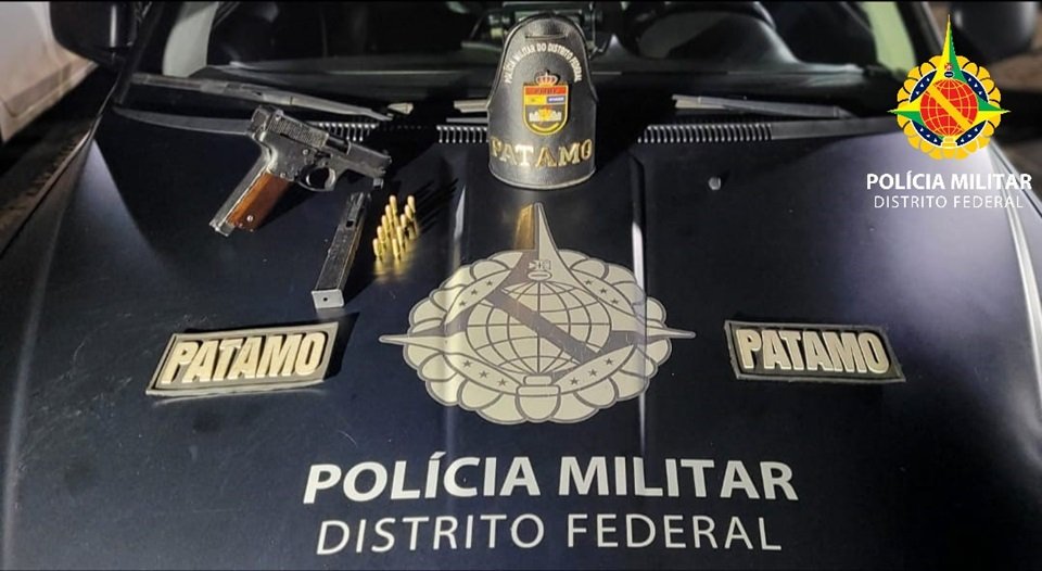 Imagem colorida mostra Arma de fogo apreendida em Samambaia tinha carregador alongado - Metrópoles