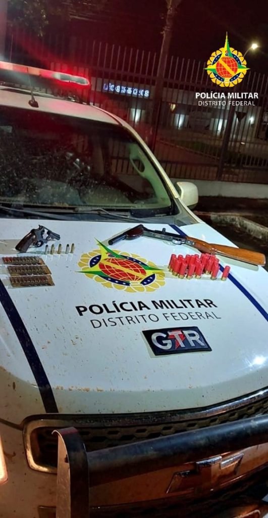 Imagem colorida mostra Armas de fogo apreendidas durante chamada de violência doméstica em Planaltina - Metrópoles