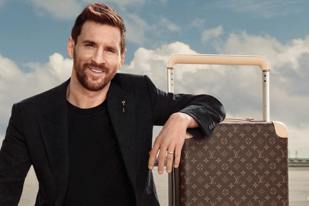 Na imagem com cor, Lionel Messi ao lado de mala da Louis Vuitton - Metrópoles