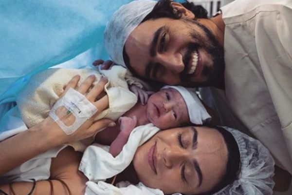 Thayla Aiala e o marido seguram bebê - Metrópoles