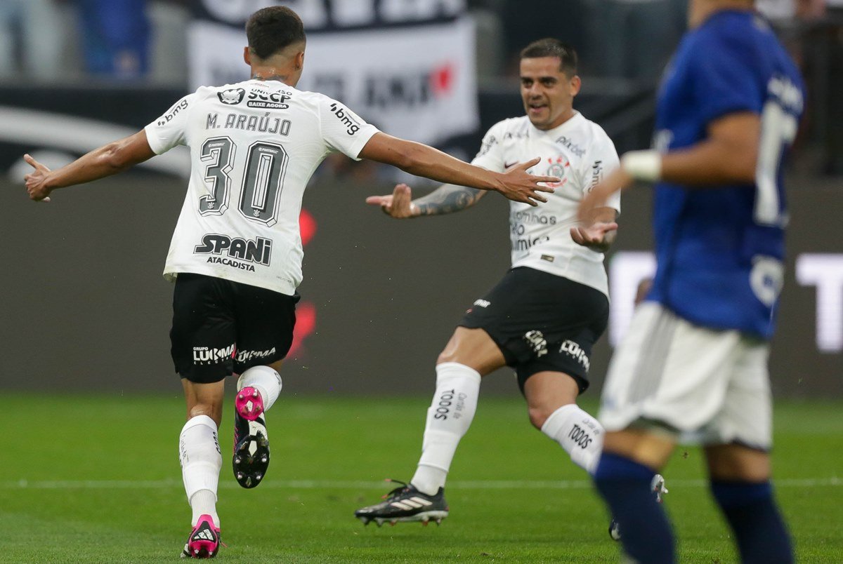 Corinthians resolve jogo sonolento no 2º tempo e bate Cruzeiro em