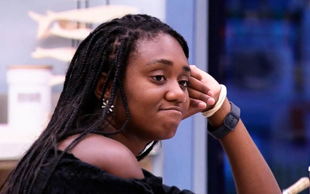 Foto colorida de Sarah Aline no BBB23. Ela está com uma blusa preta - Metrópoles