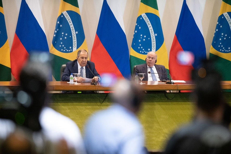 Imagem colorida mostra Sergey Lavrov, chanceler da Rússia, e Mauro Vieira, ministro das Relações Exteriores do Brasil - Metrópoles