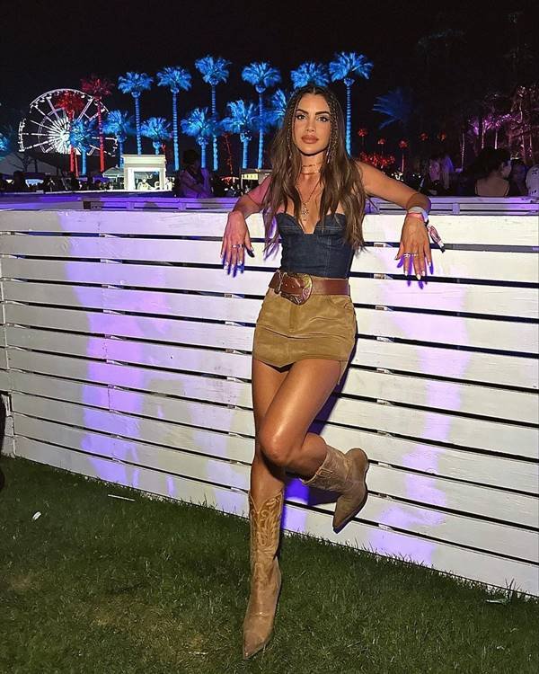 Camila Coelho usando look minissaia e bota western - Metrópoles