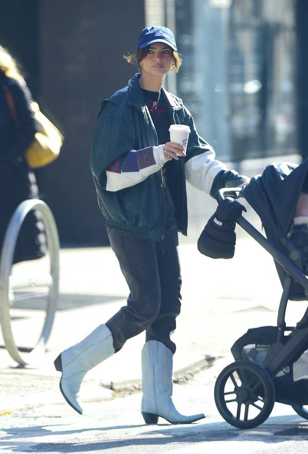 Emily Ratajkowski empurrando carrinho de bebê e usando look com bota western - Metrópoles