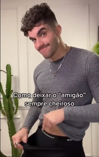 Andrew Pedroso cheira cueca em vídeo viral sobre limpeza do pênis - Metrópoles