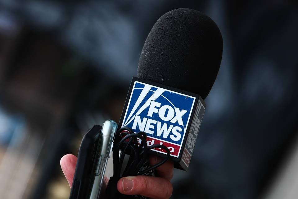 Foto colorida do microfone da Fox News - Metrópoles