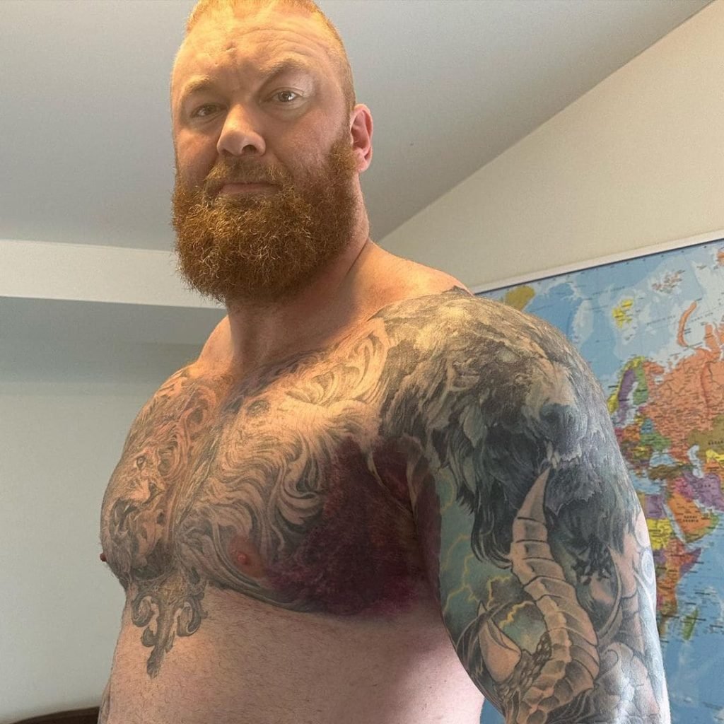 Ator Hafthor Bjornsson estoura o peito ao fazer supino com 252 kg - Metrópoles