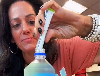Influenciadora Tonya Spanglo faz receita de água com saborizador em pó