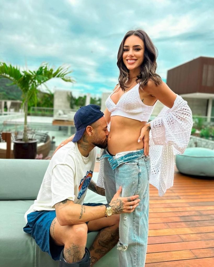 neymar beija barriga de mulher que sorri para câmera - metrópoles