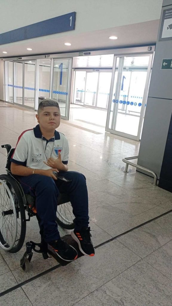 Photo of wheelchair user Myqueias Silva Castelo, 18 years old, victim of DMD - Metrópoles